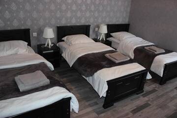 Фото номера Стандартный трехместный номер Гостевой дом Guesthouse Elia г. Степанцминда 3