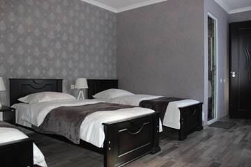 Фото номера Стандартный трехместный номер Гостевой дом Guesthouse Elia г. Степанцминда 4