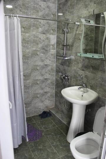 Фото номера Стандартный трехместный номер Гостевой дом Guesthouse Elia г. Степанцминда 6