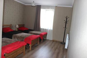 Фото номера Стандартный трехместный номер Гостевой дом Guesthouse Elia г. Степанцминда 8