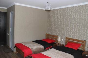 Фото номера Стандартный трехместный номер Гостевой дом Guesthouse Elia г. Степанцминда 9