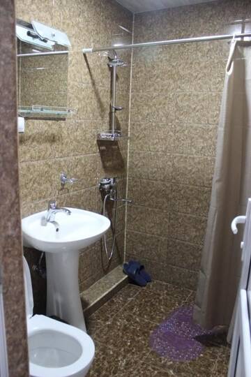 Фото номера Стандартный трехместный номер Гостевой дом Guesthouse Elia г. Степанцминда 10