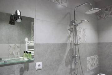 Фото номера Двухместный номер с 1 кроватью или 2 отдельными кроватями и собственной ванной комнатой Отель Hotel Gergeti г. Степанцминда 11