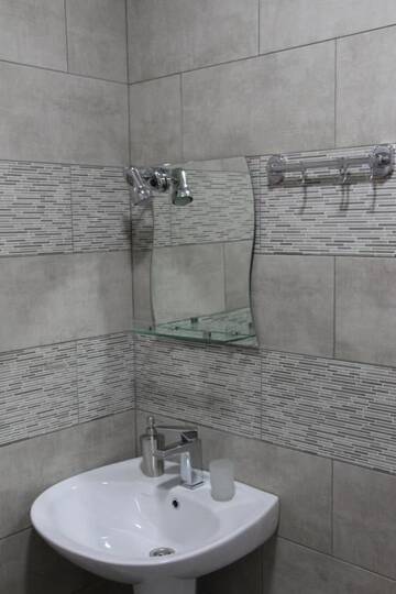 Фото номера Трехместный номер с видом на горы Мини-отель Hotel Elegant г. Степанцминда 15