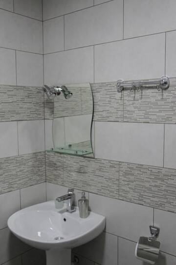 Фото номера Трехместный номер с видом на горы Мини-отель Hotel Elegant г. Степанцминда 13