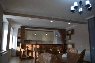Фото номера Трехместный номер с видом на горы Мини-отель Hotel Elegant г. Степанцминда 19