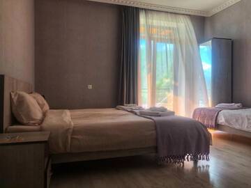 Фото номера Трехместный номер с видом на горы Мини-отель Hotel Elegant г. Степанцминда 26