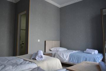 Фото номера Трехместный номер Мини-отель Hotel Elegant г. Степанцминда 4