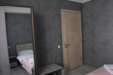 Фото номера Двухместный номер с 1 кроватью и общей ванной комнатой Мини-отель Hotel Elegant г. Степанцминда 2
