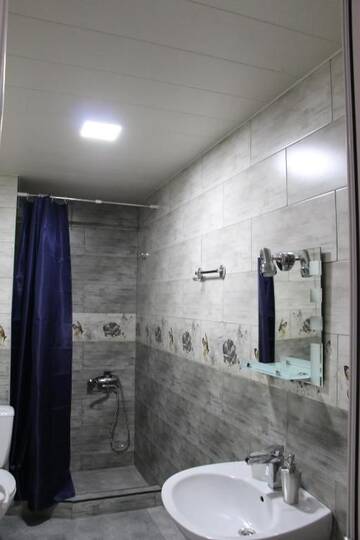 Фото номера Двухместный номер с 1 кроватью и общей ванной комнатой Мини-отель Hotel Elegant г. Степанцминда 6