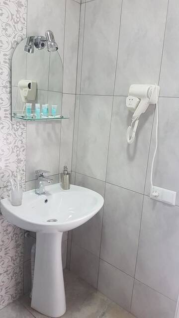 Фото номера Трехместный номер с балконом Мини-отель Hotel Elegant г. Степанцминда 4