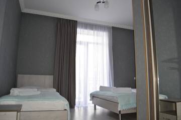 Фото номера Трехместный номер с балконом Мини-отель Hotel Elegant г. Степанцминда 7