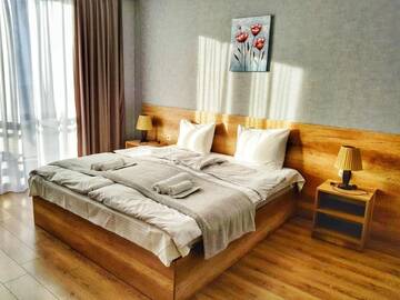 Фото номера Двухместный номер с 1 кроватью, балконом и видом на горы. Отель Sunshine Kazbegi г. Степанцминда 4
