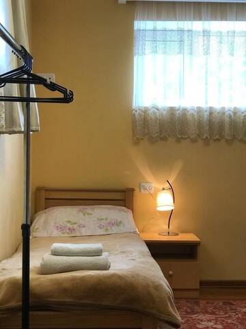 Фото номера Трехместный номер с ванной комнатой Гостевой дом Guest House Elguja Qushashvili г. Степанцминда 6