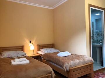 Фото номера Трехместный номер с ванной комнатой Гостевой дом Guest House Elguja Qushashvili г. Степанцминда 3