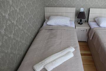 Фото номера Трехместный номер с видом на горы Гостевой дом Inga Guest House г. Степанцминда 4