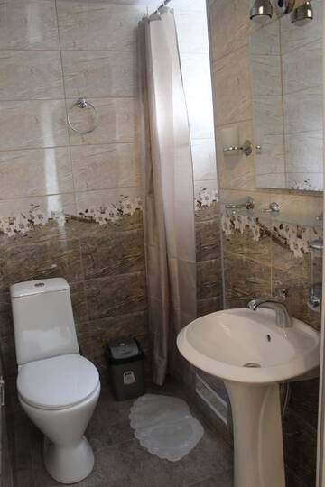Фото номера Трехместный номер с видом на горы Гостевой дом Inga Guest House г. Степанцминда 8