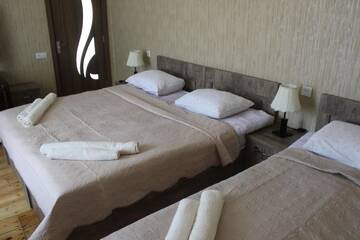 Фото номера Семейный номер с ванной комнатой Гостевой дом Inga Guest House г. Степанцминда 12