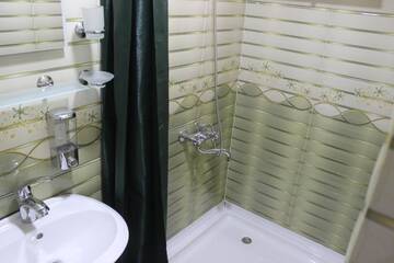 Фото номера Семейный номер с ванной комнатой Гостевой дом Inga Guest House г. Степанцминда 15
