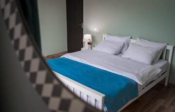 Фото номера Двухместный номер с 1 кроватью и балконом Гостевой дом OISHE Terrace г. Степанцминда 8