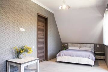 Фото номера Трехместный номер с балконом Отель OISHE Boutique Hotel г. Степанцминда 6