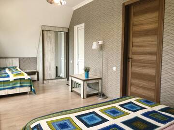 Фото номера Трехместный номер с балконом Отель OISHE Boutique Hotel г. Степанцминда 2