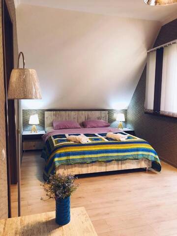Фото номера Трехместный номер с балконом Отель OISHE Boutique Hotel г. Степанцминда 3