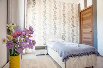 Фото номера Трехместный номер с террасой Отель OISHE Boutique Hotel г. Степанцминда 3
