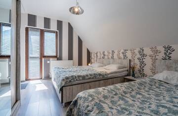 Фото номера Трехместный номер с видом на горы Отель OISHE Boutique Hotel г. Степанцминда 2