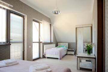 Фото номера Трехместный номер с балконом Отель OISHE Boutique Hotel г. Степанцминда 4