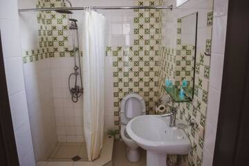 Фото номера Трехместный номер с ванной Гостевой дом Guest House Kavtarashvili 38 г. Степанцминда 4