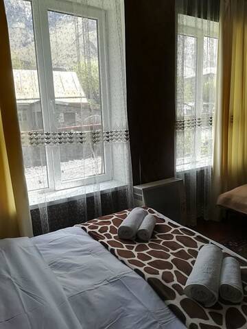 Фото номера Трехместный номер Гостевой дом Nikoloz Guesthouse г. Степанцминда 5