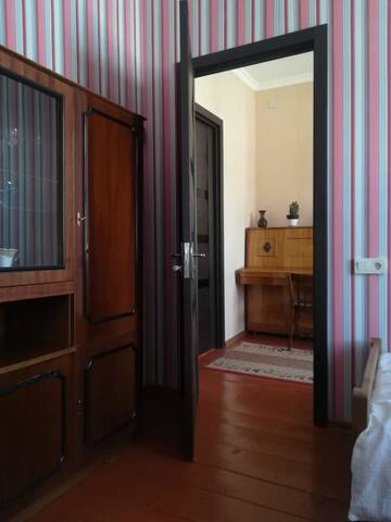 Фото номера Двухместный номер с 2 отдельными кроватями Гостевой дом Nikoloz Guesthouse г. Степанцминда 7