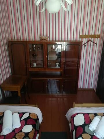 Фото номера Двухместный номер с 2 отдельными кроватями Гостевой дом Nikoloz Guesthouse г. Степанцминда 5