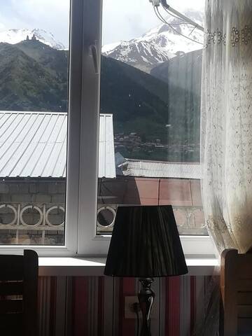 Фото номера Двухместный номер с 2 отдельными кроватями Гостевой дом Nikoloz Guesthouse г. Степанцминда 6