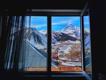 Фото номера Двухместный номер с 1 кроватью и видом на горы Гостевой дом Keti Ciklauri Guest House г. Степанцминда 17