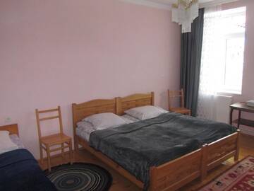 Фото номера Трехместный номер с видом на горы Гостевой дом Lela Rezo Guesthouse г. Степанцминда 4