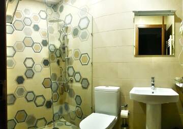 Фото номера Двухместный номер с 1 кроватью и видом на горы Отель Cozy Hotel in Kazbegi г. Степанцминда 7