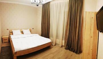 Фото номера Двухместный номер с 1 кроватью и видом на горы Отель Cozy Hotel in Kazbegi г. Степанцминда 5