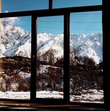 Фото номера Двухместный номер с 1 кроватью и видом на горы Отель Cozy Hotel in Kazbegi г. Степанцминда 4