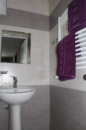Фото номера Трехместный номер «Комфорт» с душем Гостевой дом Guesthouse Suja г. Степанцминда 2