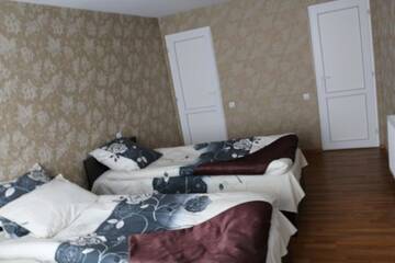 Фото номера Трехместный номер «Комфорт» с душем Гостевой дом Guesthouse Suja г. Степанцминда 3