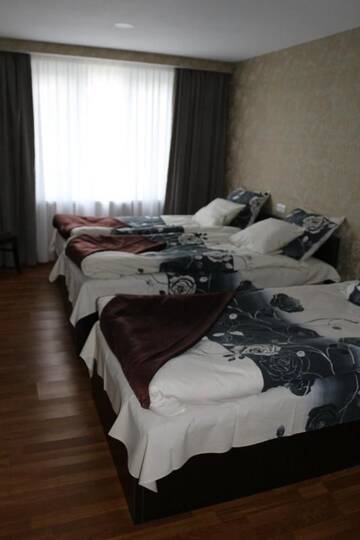 Фото номера Трехместный номер «Комфорт» с душем Гостевой дом Guesthouse Suja г. Степанцминда 4