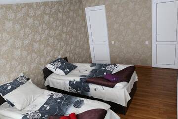 Фото номера Трехместный номер «Комфорт» с душем Гостевой дом Guesthouse Suja г. Степанцминда 5