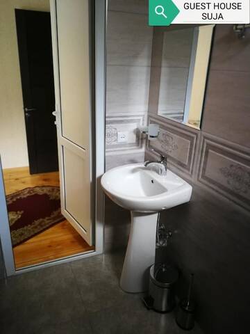 Фото номера Трехместный номер «Комфорт» с душем Гостевой дом Guesthouse Suja г. Степанцминда 6