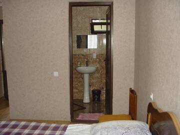 Фото номера Трехместный номер с видом на горы Гостевой дом Guest House Sunset г. Степанцминда 56