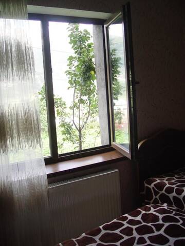 Фото номера Стандартный трехместный номер Гостевой дом Guest House Sunset г. Степанцминда 20