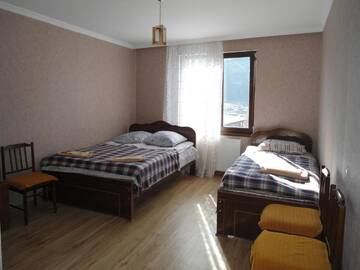 Фото номера Трехместный номер с видом на горы Гостевой дом Guest House Sunset г. Степанцминда 48