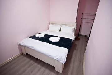 Фото номера Двухместный номер с 1 кроватью и собственной ванной комнатой Отель Hotel NOA Kazbegi г. Степанцминда 3