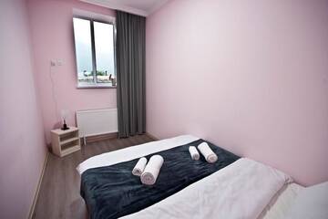 Фото номера Двухместный номер с 1 кроватью и собственной ванной комнатой Отель Hotel NOA Kazbegi г. Степанцминда 2